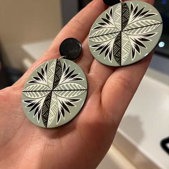 Bohemian Style Handmade Acrylic Tropical Flower Round Earrings - Picture 7 of 12